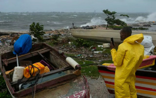 Huracán Melissa toca tierra en Jamaica con categoría máxima y vientos de 295 km/h