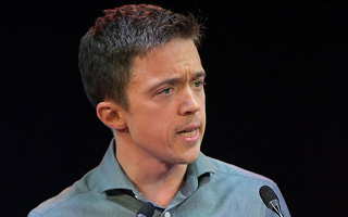 Justicia española procesa a exlíder de Podemos Íñigo Errejón por presunta agresión sexual a actriz