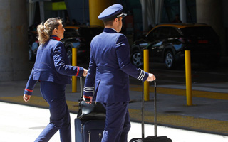 Huelga en Latam: ¿Cuánto ganan los pilotos de aerolíneas comerciales en Chile?
