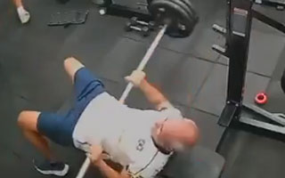 Video | Tragedia en Brasil: Hombre muere luego de que una barra le cayera encima cuando se ejercitaba en un gimnasio