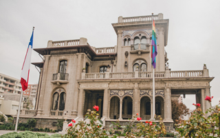 Traba para poner publicidad en edificio enfrenta a comunidad con residentes mayores y Providencia