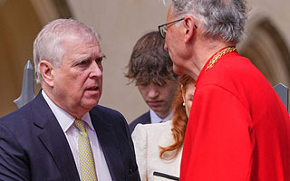 Andrés Mountbatten-Windsor asiste a su primer evento tras perder sus títulos reales: El bautizo de una nieta