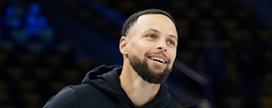 &#34;Hace cosas imposibles&#34;: Mira el alucinante tiro desde muy larga distancia con que Stephen Curry maravilla a la NBA