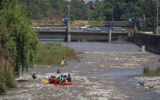 Fotos | Entre ellos el gobernador Orrego: Realizan inédito descenso en rafting por el río Mapocho