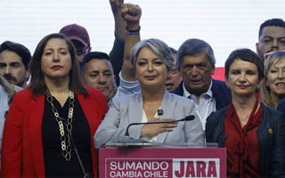 Lágrimas, primeros mea culpas y cánticos contra Kast: El impacto de la derrota en el comando de Jara