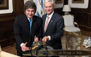 Video | Posando con la motosierra: Kast y Milei celebran que "la libertad avanza por Latinoamérica"