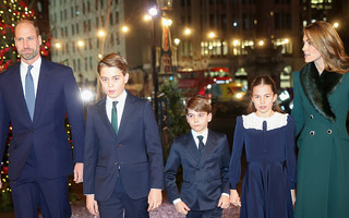 Foto | William, Kate y sus tres hijos comparten un saludo de Navidad con tradicional retrato familiar