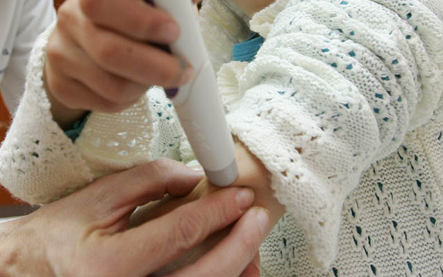 Gobierno de EE.UU. restringe atención médica para procesos de cambio de género en menores de 18 años