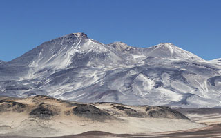 Muere turista rumano en excursión al volcán Nevado Ojos del Salado: Alcanzó la cumbre y cayó en la bajada