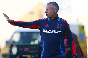 Álvarez tendría acuerdo para salir de la U, mientras el principal candidato para reemplazarlo elogió a los azules e hizo un gesto que lo acerca a Chile