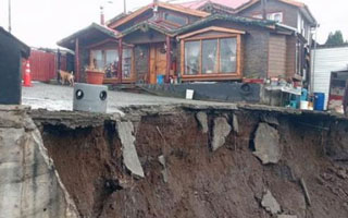 Suspenso por casa en Quellón: Vivienda queda al borde del abismo tras  remoción de masa