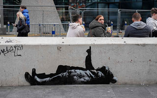 Banksy deja dos murales idénticos en diferentes zonas de Londres: Buscarían llamar atención sobre niños sin hogar