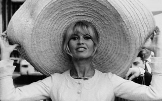 Desde moños altos hasta maquillaje "felino": La huella en la moda que dejó la fallecida Briggite Bardot