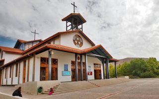 "Pagar para rezar": La polémica por el cobro de estacionamientos en el santuario Santa Teresa de Los Andes