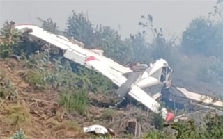 Avioneta que combatía incendios forestales se precipita en Lebu: Piloto fue rescatado por brigadistas