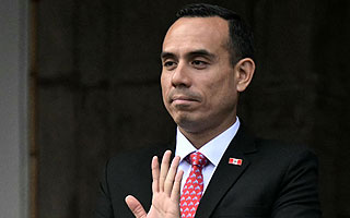 Investigan a presidente de Perú por polémica reunión secreta con empresario chino: Fue encapuchado