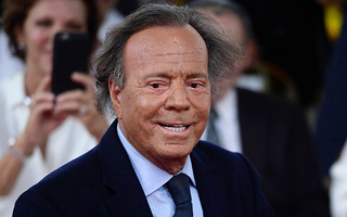 Julio Iglesias responde a denuncias de abuso y niega haber "faltado el respeto a ninguna mujer": Su esposa lo apoyó