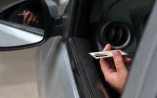 Renovar la licencia de conducir sigue siendo un dolor de cabeza en Chile: ¿Cómo funciona en otros países?