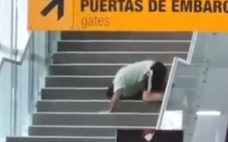 Video: Sujeto simula caída cuando iba a ser arrestado en aeropuerto de Antofagasta