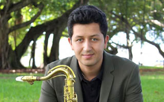 Familia de saxofonista chileno asegura que ICE detuvo a su hijo y pide ayuda: Está recluido en "Alligator Alcatraz"