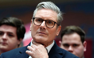 Primer ministro británico se disculpa por haber elegido a exembajador vinculado a Epstein pero descarta renunciar