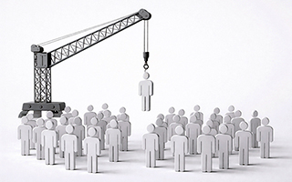 Qué es el "Gran Reemplazo", la teoría conspirativa reavivada tras la regularización de migrantes en España