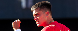 Barrios resuelve con solvencia un complejo partido y le da a Chile el primer punto ante Serbia en la Copa Davis... Mira el match point