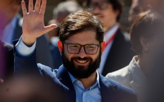 Despliegue en regiones, probable viaje a Rapa Nui y despedida de "club de fans": La caravana del adiós de Boric