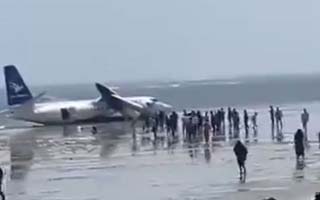Video: Avión con 55 personas queda varado en plena playa de la capital de Somalia tras estrellarse