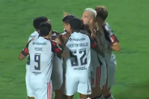 "Bomba, máquina": Mira el tremendo golazo de Pulgar para el Flamengo