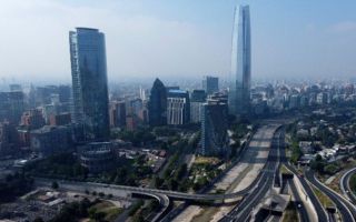 El aterrizaje de Millicom en Chile: Las cifras de la industria, la "dura" competencia y qué pasará con el edificio Telefónica