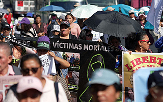 "Este es un genocidio": Familiares de detenidos protestan contra Bukele por juicios masivos y reclusión de inocentes