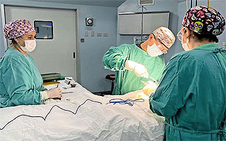 Combinando labor pública y privada, se atendió a más de 30 mil pacientes en lista de espera