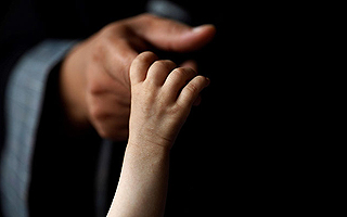 Médicos descartan nuevo trasplante para niño de dos años que recibió un corazón dañado en Italia: No está en condiciones