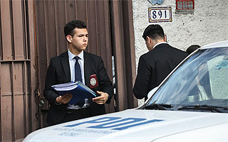 Víctimas tienen 88 y 89 años, y fueron amarradas de pies y manos: Cómo fue el robo a padres de abogada Helhue Sukni