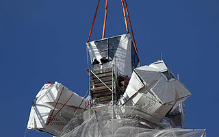 Completan la cruz de la torre central de la Sangrada Familia de Barcelona y basílica alcanza su altura máxima