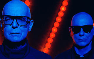 Fotos: Dúo Pet Shop Boys se relaja en la playa antes de su debut en el Festival de Viña 2026