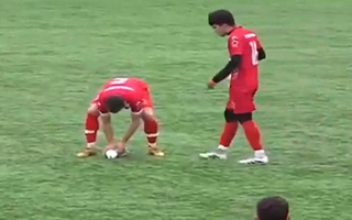 Video | Futbolista turco salva a una gaviota tras realizarle un masaje cardíaco en pleno partido: "Me la jugué"