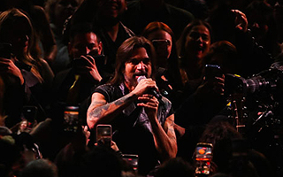 Con Mon Laferte de invitada e interpretando a Chico Trujillo: Juanes triunfa en su cuarta presentación en el Festival de Viña