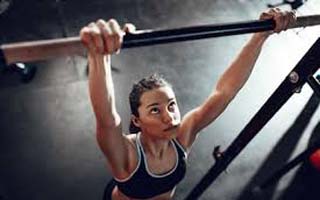 Dead hang, el ejercicio ancestral que mejora el cuerpo y la mente: Conoce sus beneficios y quiénes deben evitarlo