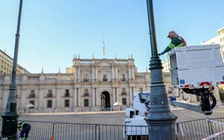 Hidrolavado de monumentos y repintado: Cómo se engalana el entorno de La Moneda para el cambio de mando