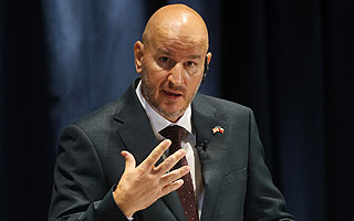 El último mes de Judd: El estilo del embajador de EE.UU. en Chile que ahora se relacionará con Kast