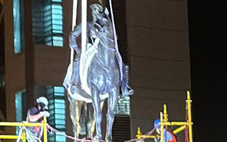 Estatua del general Baquedano es finalmente instalada en Plaza Italia y vuelve después de cinco años