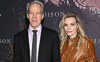 No suelen mostrarse juntos: Michelle Pfeiffer y su marido sorprenden al posar en una alfombra roja