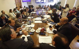 Tras quiebre opositor en la mesa: Comienzan las tensas negociaciones por las comisiones de la Cámara