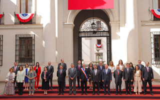 Primer retrato en La Moneda: Kast se toma fotografía oficial con su gabinete en el Patio de Los Cañones