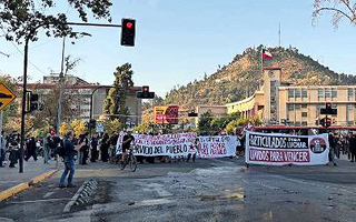 El "puño" detrás de una de las convocatorias a protesta contra Kast que terminó con piedrazos a vehículos