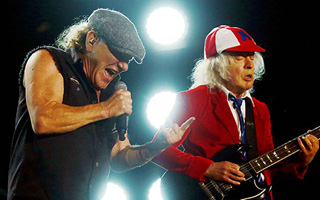 Mal sonido, poca visibilidad, deficiente seguridad: Asistentes al show de AC/DC en Chile critican mala organización