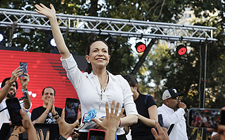 Selfies, reconocimientos y un acto masivo: Así fue el fenómeno de María Corina Machado en Chile