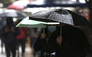 ¿Se viene la lluvia?: Sistema frontal avanza al norte y anticipan tormentas eléctricas en zona central